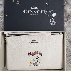 COACH Peanuts' Snoopy Boxed Wristlet